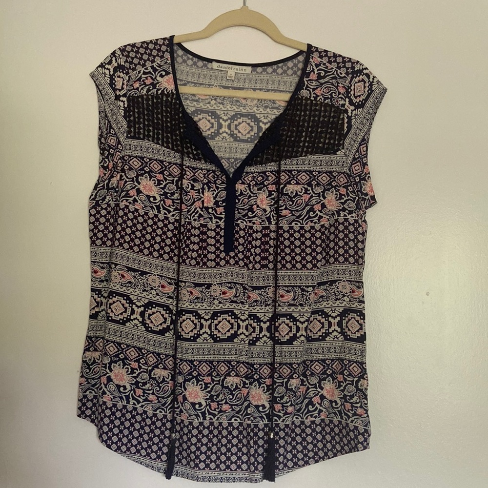 Daniel Rainn printed top NWOT